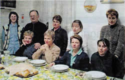Don Camillo insieme alle donne immigrate che ospitava